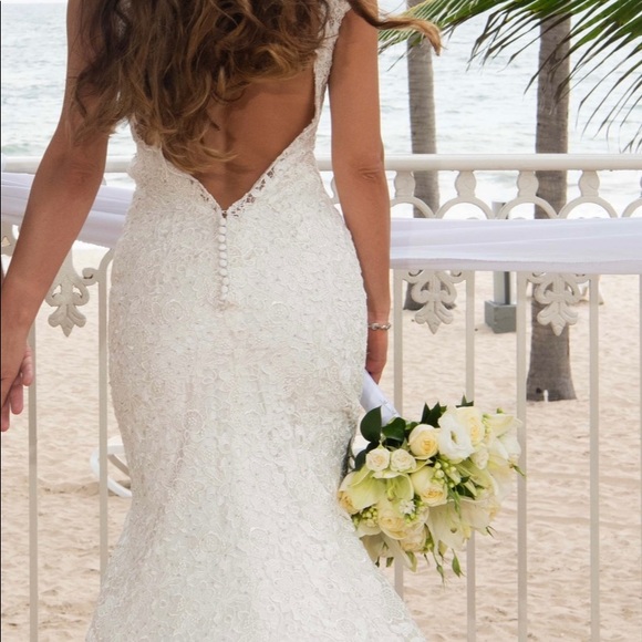 Gorgeous wedding lace dress worn once
